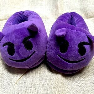 Brand unknown, 😈 😈 emoji slippers! SIZE L. Soft & plush! NEW.